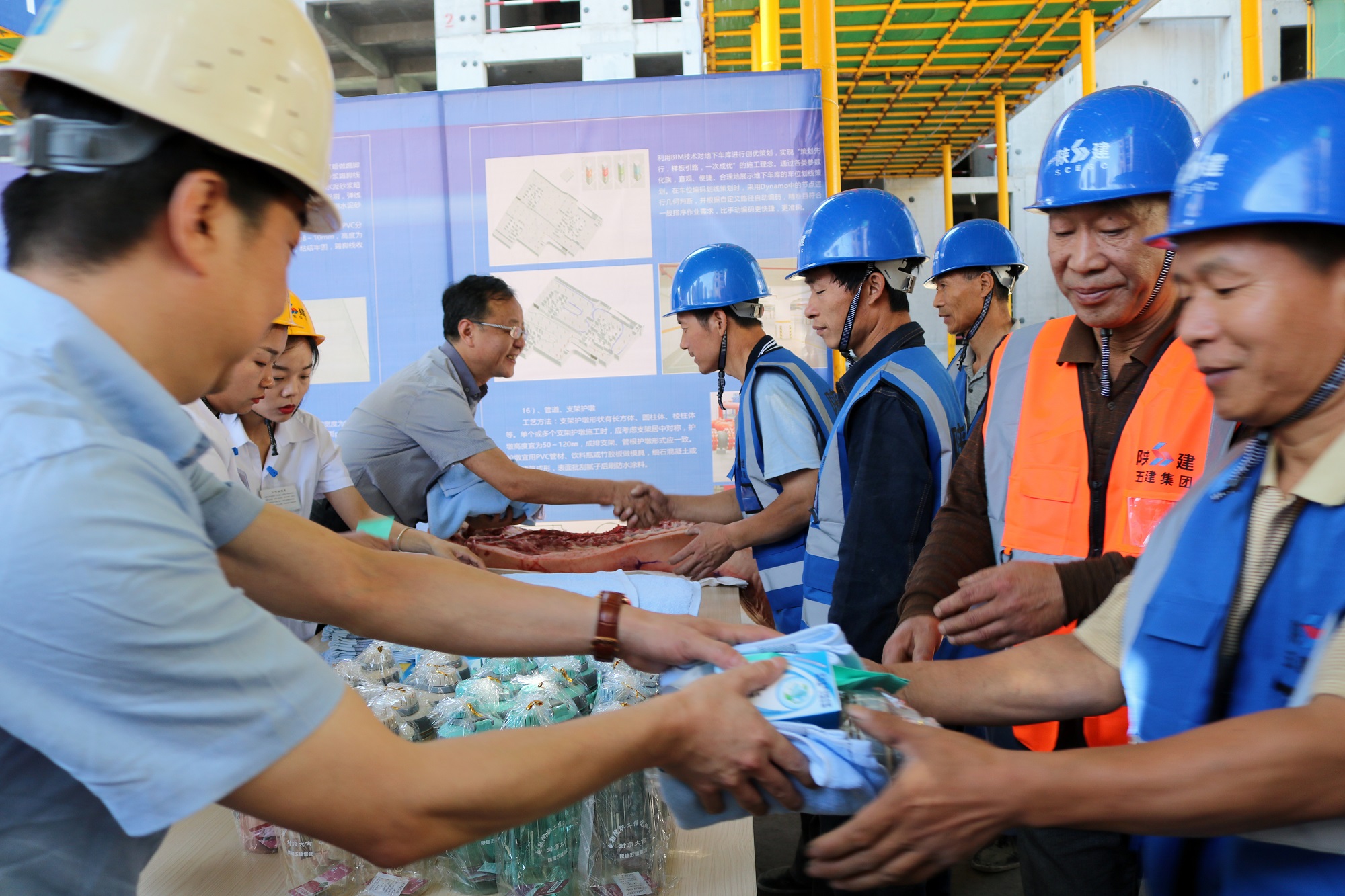 电勘院职工住宅楼1号楼举行封顶仪式